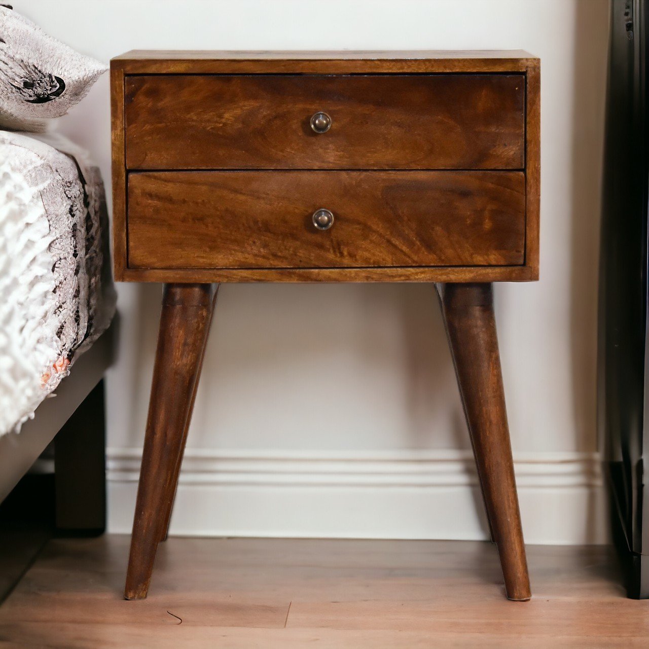 Szafka nocna z litego drewna mango – kasztanowa, 45 cm — model IN1569 - aranzacja wnetrza