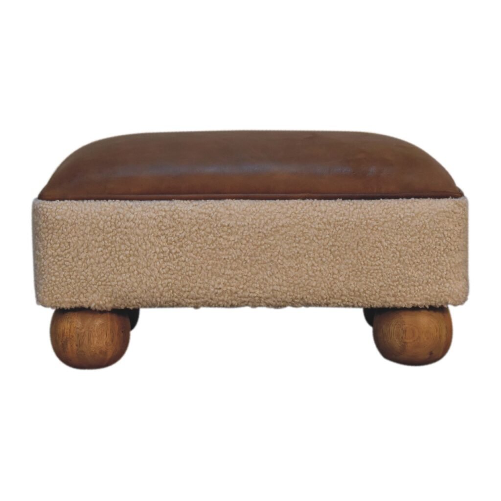 Pufa Artisan IN3498 – drewno i tkanina bouclé, wykończenie bouclé