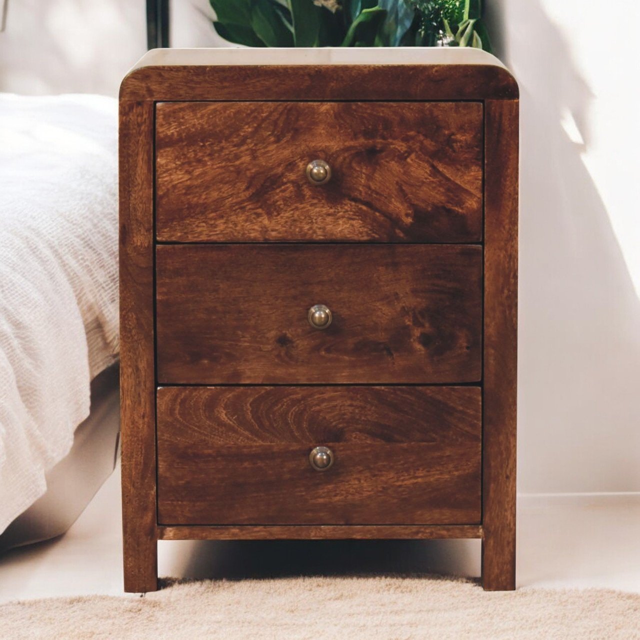 Szafka nocna z litego drewna mango – orzechowa, 45 cm — model IN3886 - aranzacja wnetrza