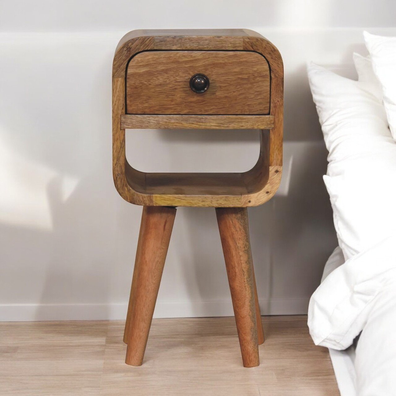 Szafka nocna z litego drewna mango – dębowa, 20 cm — model IN3909 - aranzacja wnetrza